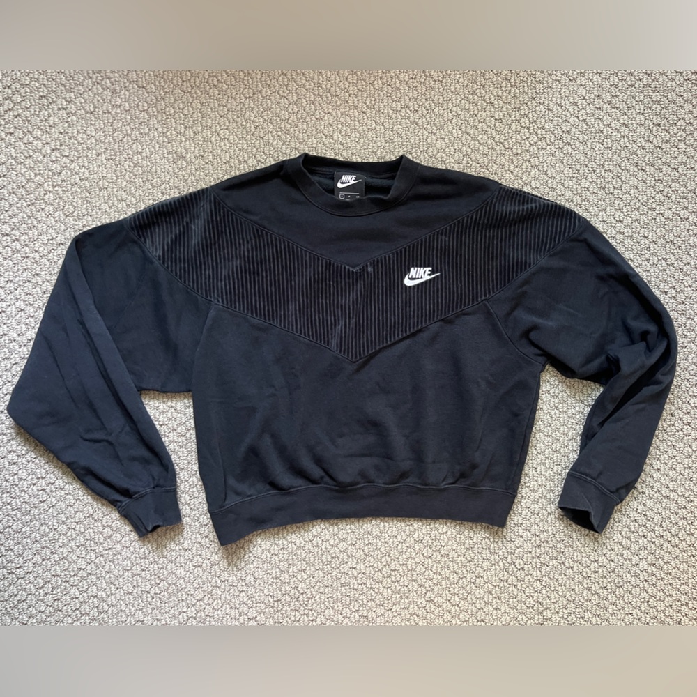 Lightweight Crewneck Long Sleeve with felt design  Nike black size small